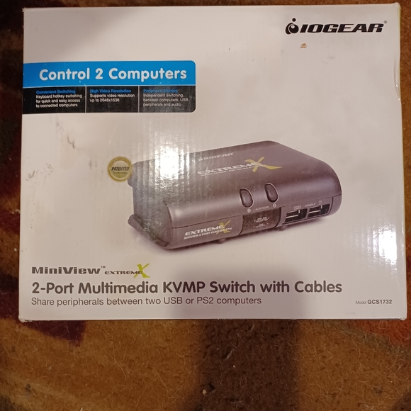 Iogear 2-port multimedia KVMP switch with cables - Picture 2 of 6